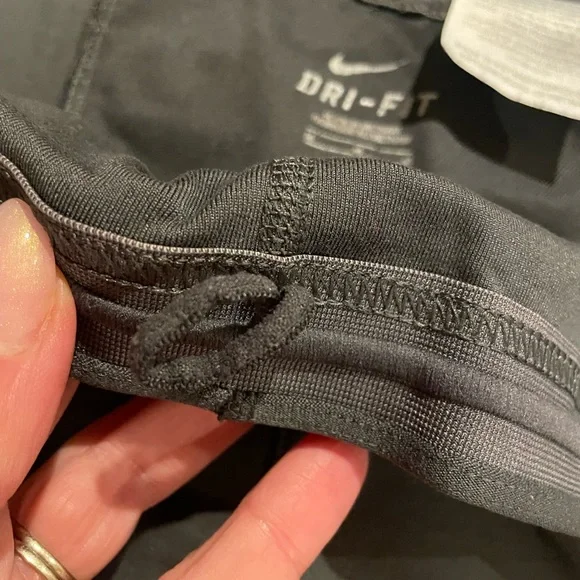 ⭐️3/$15⭐️Nike Charcoal Cropped Leggings - Picture 7 of 10